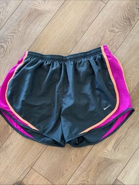🆕 Like new! Nike Women's Charcoal Gray Running Shorts - size large
